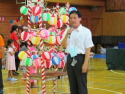 写真:いぶき町会夏祭りでごあいさつする吉住区長