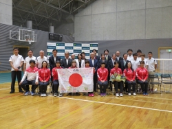 写真:全員で記念写真を撮影