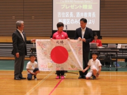 写真:激励の寄せ書きを贈呈