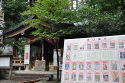 写真:神社外観と「赤い鳥」表紙の展示