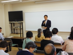 写真:あいさつする吉住区長