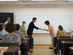 写真：修了証の授与