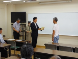 写真:修了証の授与