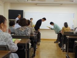 写真：修了証の授与