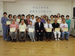 写真:修了生の皆さんと記念撮影