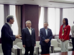 写真:三井選手をお迎えする町会の皆さん