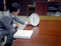 写真:水泳日本選手団の記念品を受け取った吉住区長