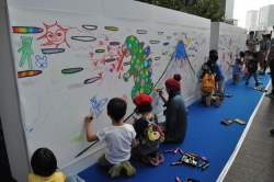 写真；蟹江杏さんと子どもたちがお絵描き