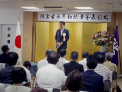 写真:あいさつする吉住区長