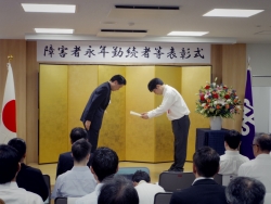 写真:表彰状の授与