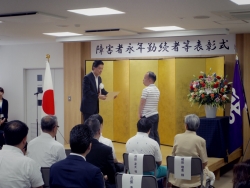 写真:表彰状の授与