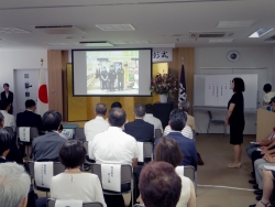 写真:表彰者の勤務の様子報告