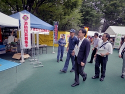 写真:会場内を視察する吉住区長