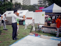 写真：会場内で説明を受ける吉住区長