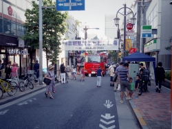写真:神楽坂防災ふれあい広場入口付近
