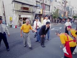 写真:会場内を視察する吉住区長