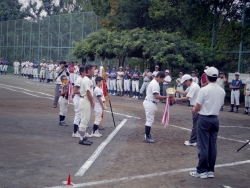 写真:前年度トロフィー返還