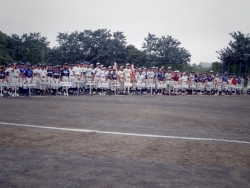 写真：参加選手の開会式整列風景