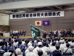 写真:区民総合体育大会 大会旗入場