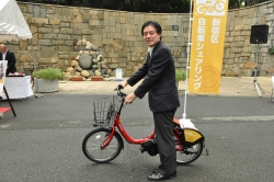 写真:自転車のハンドルを持つ吉住区長