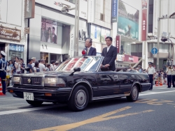 写真：オープンカーに乗車する吉住区長