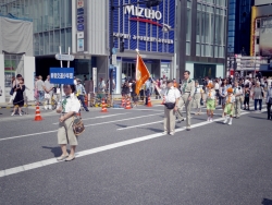 写真：新宿交通少年団の行進
