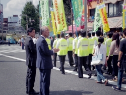 写真：パレードを見送る吉住区長と新宿交通安全協会会長
