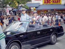 写真：オープンカーで銅メダルを披露する福原選手