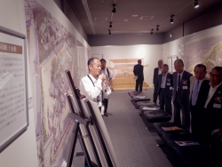 写真:特別展を視察する式典参列者