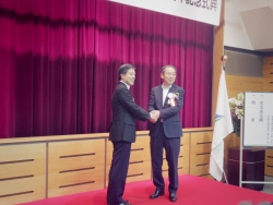 写真:吉住区長と白鳥伊那市長記念撮影