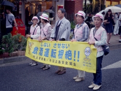 写真:横断幕を持つ地域の皆さん