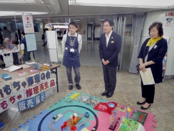 写真:3Rイベント会場を視察する吉住区長