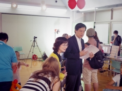 写真:会場内を視察する吉住区長