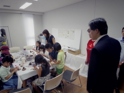 写真:戸塚地域センター内を視察する吉住区長