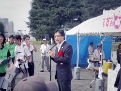 写真:あいさつする吉住区長