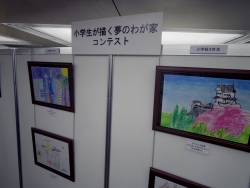 写真:児童画の展示