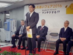 写真:あいさつする吉住区長