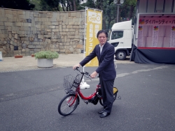 写真：吉住区長と自転車で記念撮影