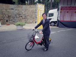 写真:吉住区長と自転車で記念撮影