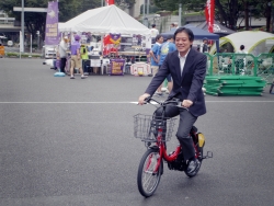 写真:試乗する吉住区長