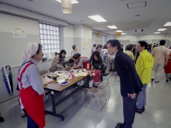 写真:バザー会場であいさつする吉住区長