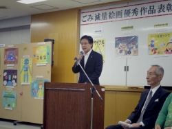 写真:表彰式であいさつする吉住区長