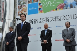 写真:オープニングイベントで吉住区長が挨拶する様子