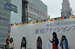 写真：新宿ファッションステージ「小学生必見の夢のファッションショー」の様子