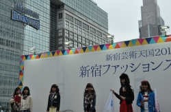 写真:新宿ファッションステージ「小学生必見の夢のファッションショー」の様子