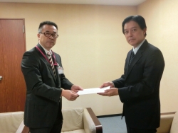 写真:要請文を提出する吉住区長