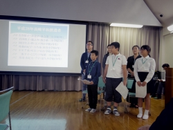 写真:報告会で発表する参加者
