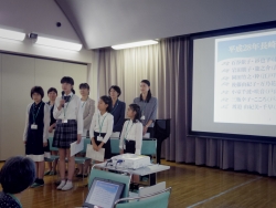 写真:報告会で発表する参加者