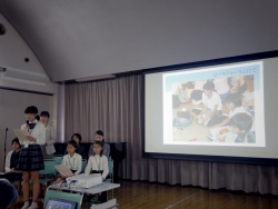 写真:報告会で発表する参加者