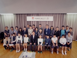 写真:新宿区平和派遣の会の皆さんと記念撮影